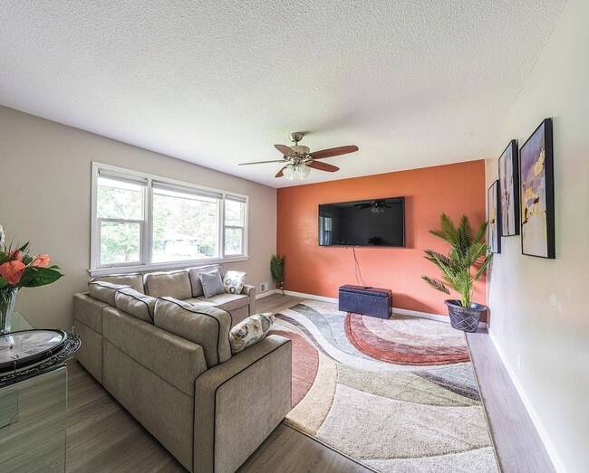 4241 2nd St NE in Minneapolis, MN - Building Photo - Building Photo