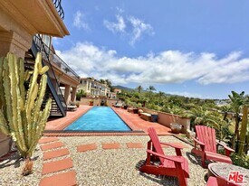 6140 Cavalleri Rd in Malibu, CA - Building Photo