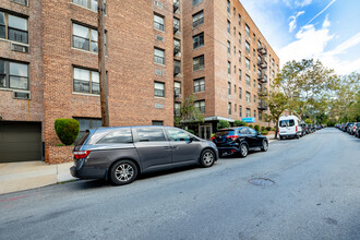 6395 Austin St in Rego Park, NY - Building Photo - Building Photo