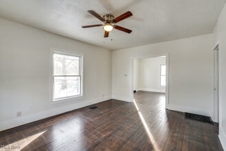 155 W Walnut St in Wadsworth, OH - Building Photo - Building Photo