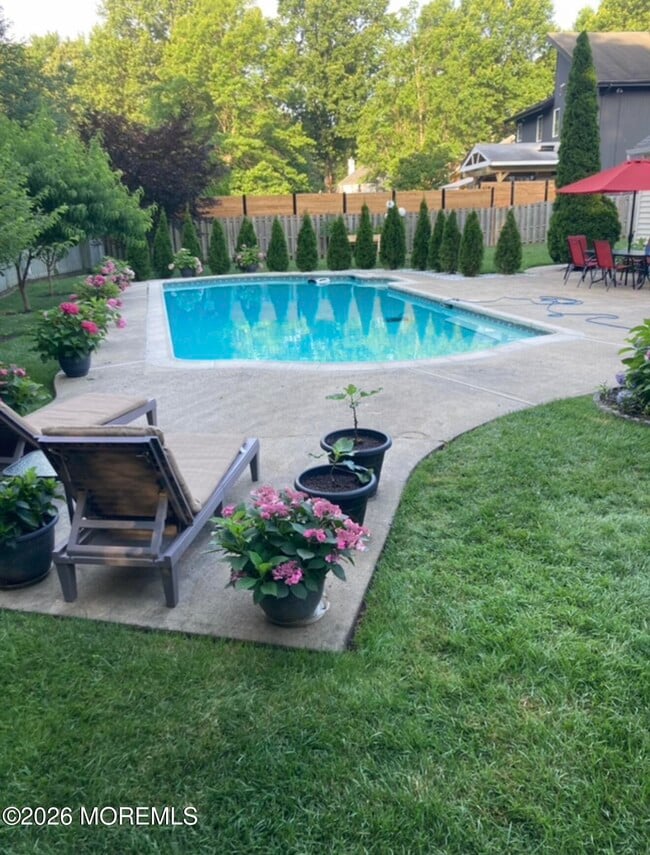 property at 7 Oak Tree Ln