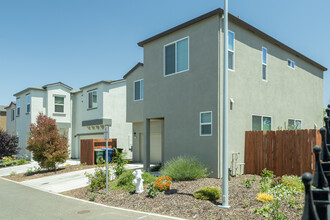 Winding Meadow Village in Sacramento, CA - Foto de edificio - Building Photo