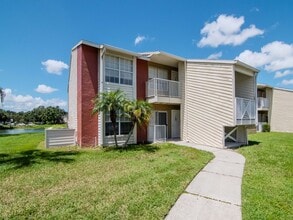 215 Lake Brook Cir in Brandon, FL - Building Photo - Building Photo