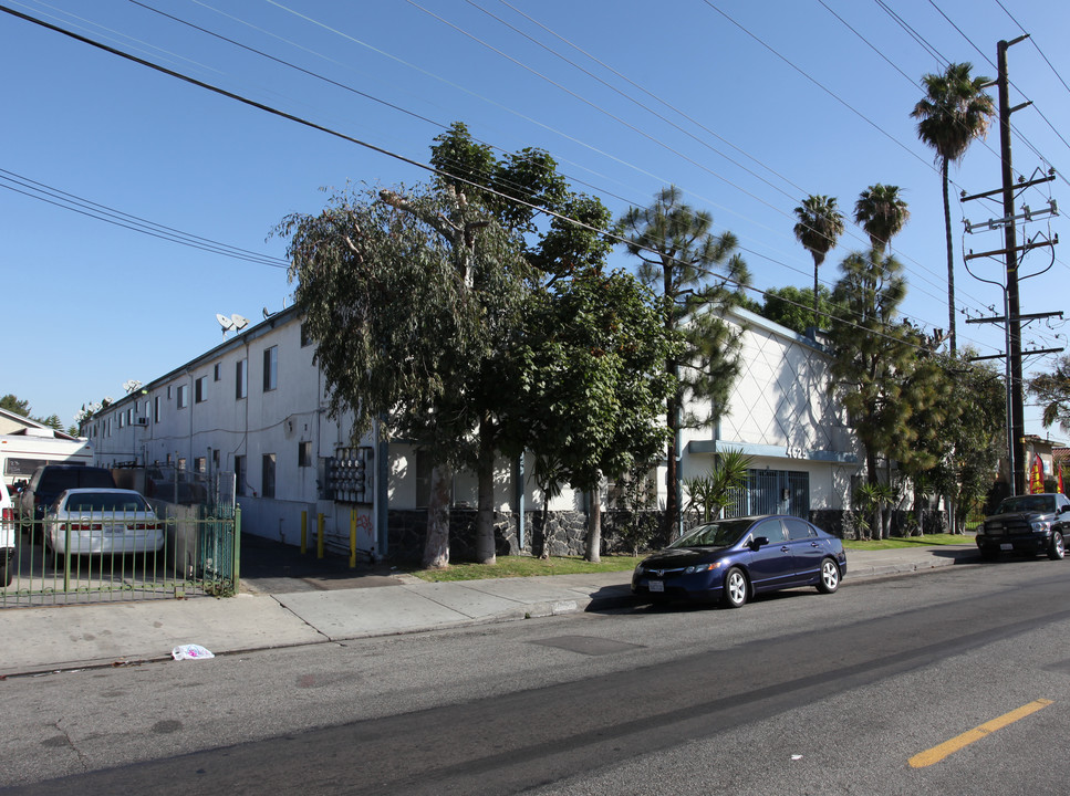 4625 Clara St in Bell, CA - Foto de edificio