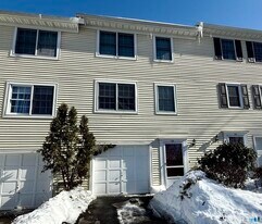 133 Clearview Ct in Derby, CT - Building Photo
