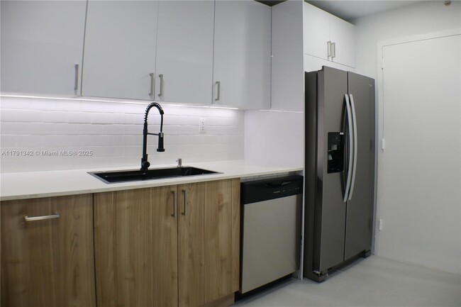 2750 NE 183rd St, Unit 104 in Aventura, FL - Building Photo - Building Photo