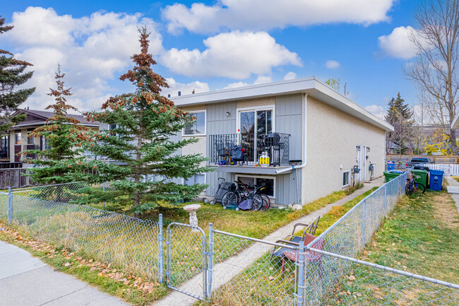 7919C Bowness Rd NW in Calgary, AB - Building Photo - Building Photo