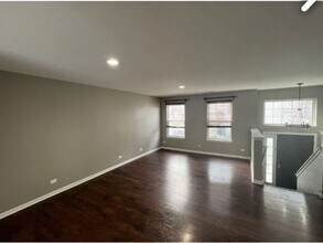 512 Lincoln Station Dr in Oswego, IL - Building Photo - Building Photo