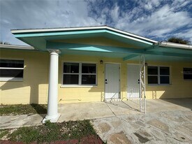 7057 Sunset Dr S in South Pasadena, FL - Building Photo