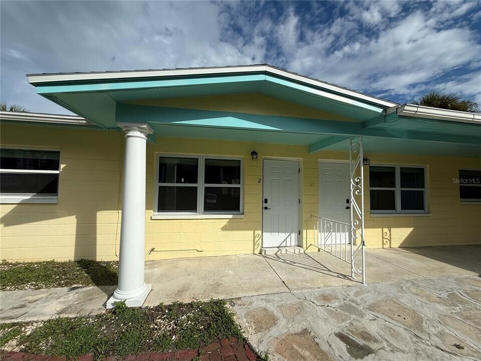7057 Sunset Dr S in South Pasadena, FL - Building Photo