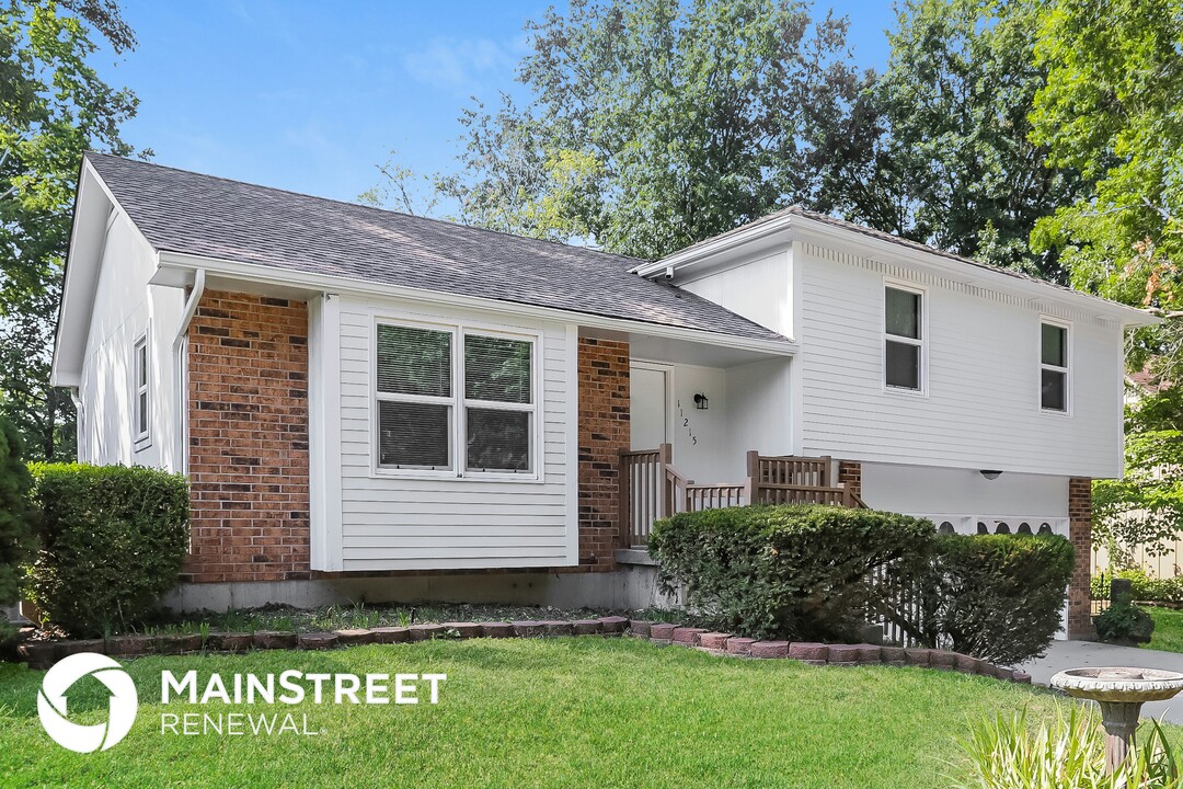 11215 W 77th St in Overland Park, KS - Building Photo
