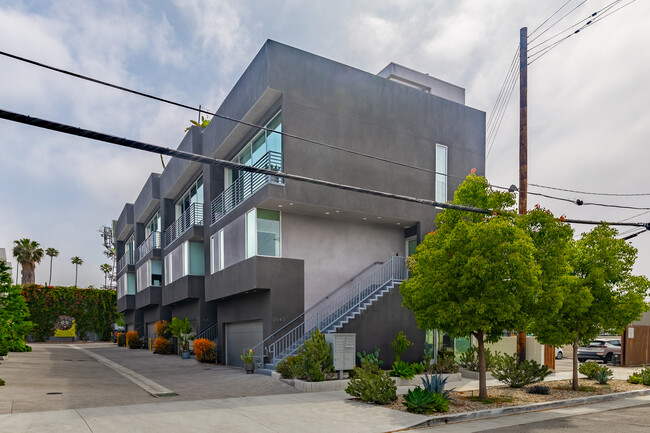 3549 Casitas Ave in Los Angeles, CA - Foto de edificio - Building Photo