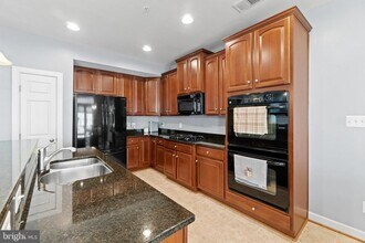 2456 Eastbourne Dr in Woodbridge, VA - Building Photo - Building Photo