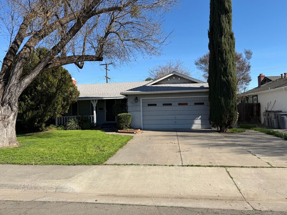 801 Barbara Way in Woodland, CA - Building Photo