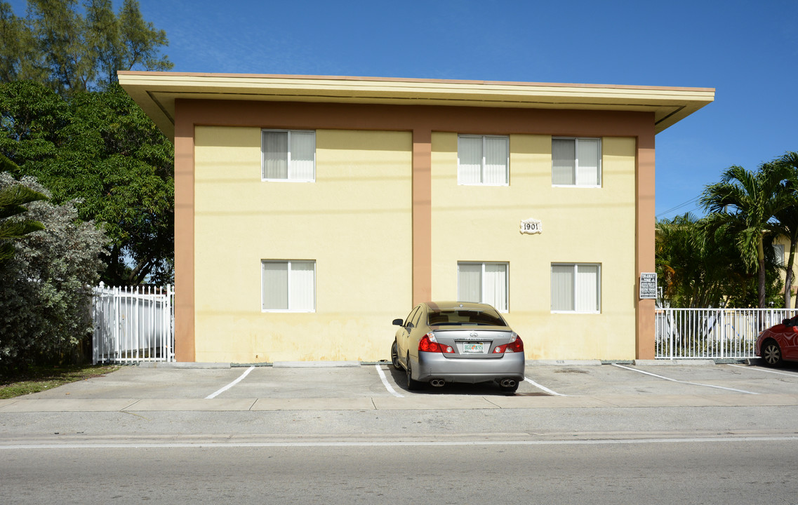 Johnson Street Apartments in Hollywood, FL - Building Photo