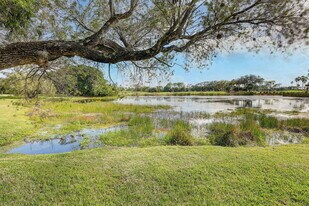 334 Brackenwood Cir in Palm Beach Gardens, FL - Building Photo