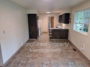 1930 NW Kings Blvd in Corvallis, OR - Building Photo - Building Photo