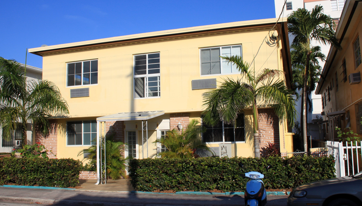 8011 Abbott Ave in Miami Beach, FL - Building Photo