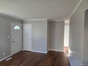 108 W Kalama Ave in Madison Heights, MI - Building Photo - Building Photo
