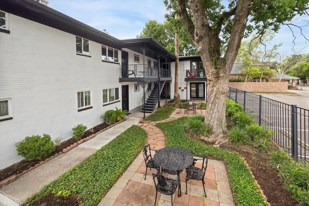 2207 Mimosa Dr in Houston, TX - Building Photo