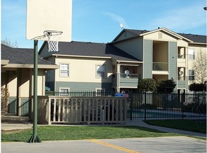 Sycamore Pointe Apartments in Woodland, CA - Building Photo - Building Photo