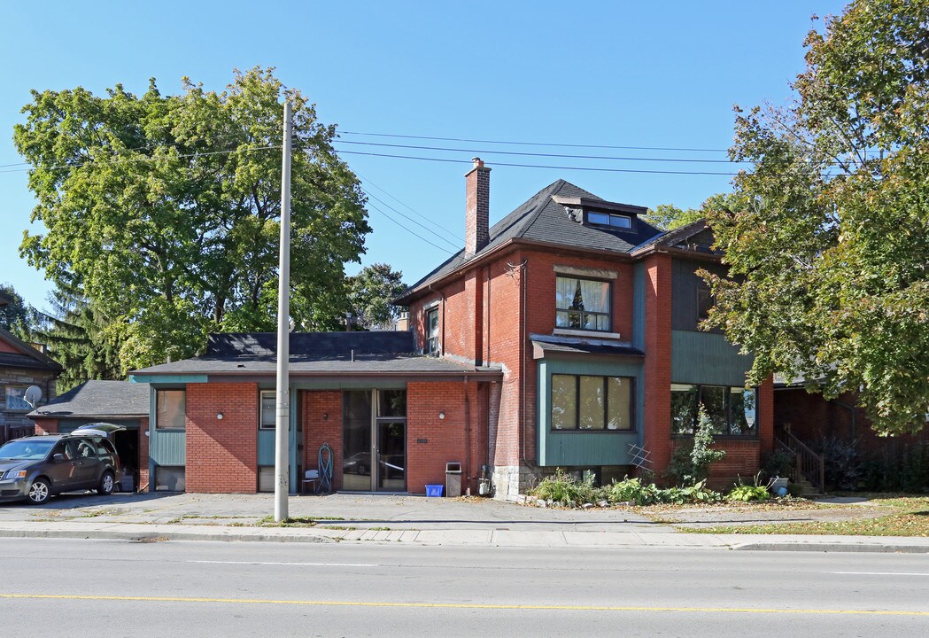 1348 King St E in Hamilton, ON - Building Photo