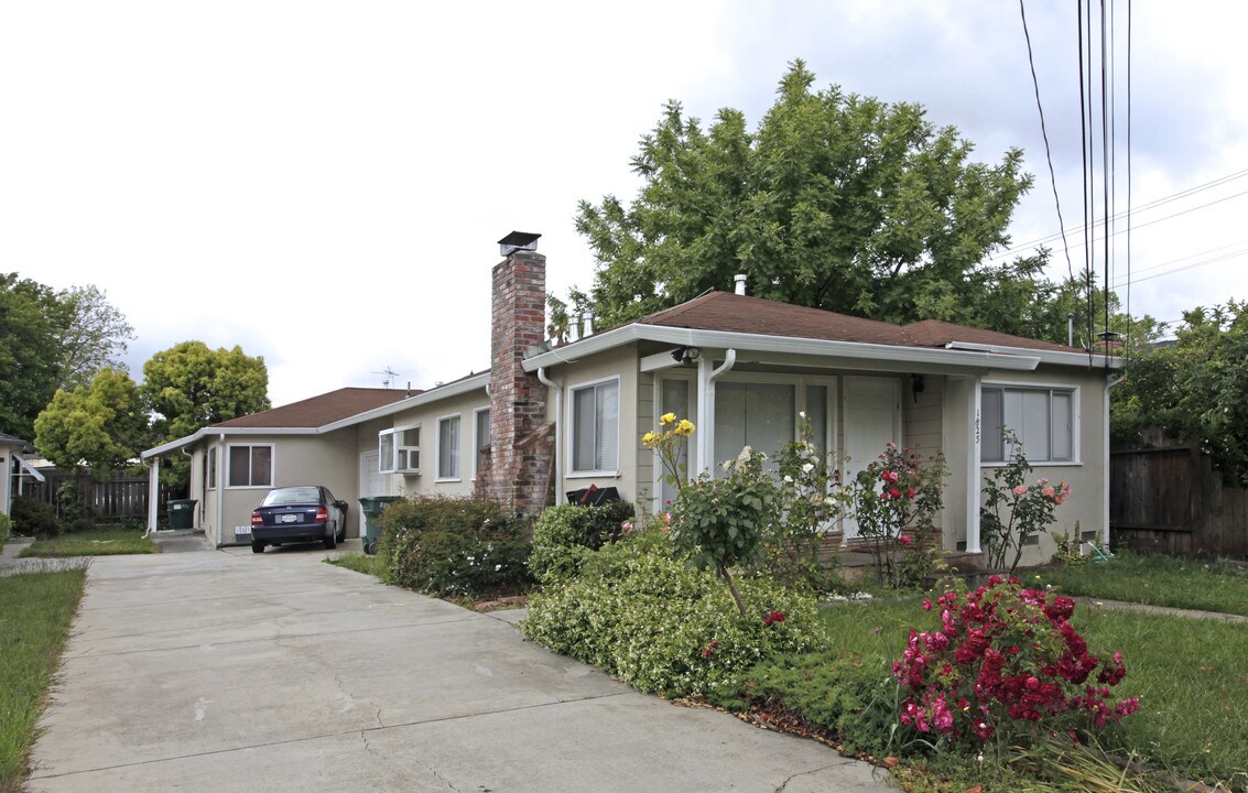 1825-1827 W Oak Ave in Redwood City, CA - Building Photo