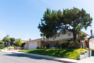 5238 Los Encantos Way in Los Angeles, CA - Building Photo - Building Photo