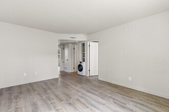 1220 S Lone Tree Rd, Unit B in Flagstaff, AZ - Building Photo - Building Photo