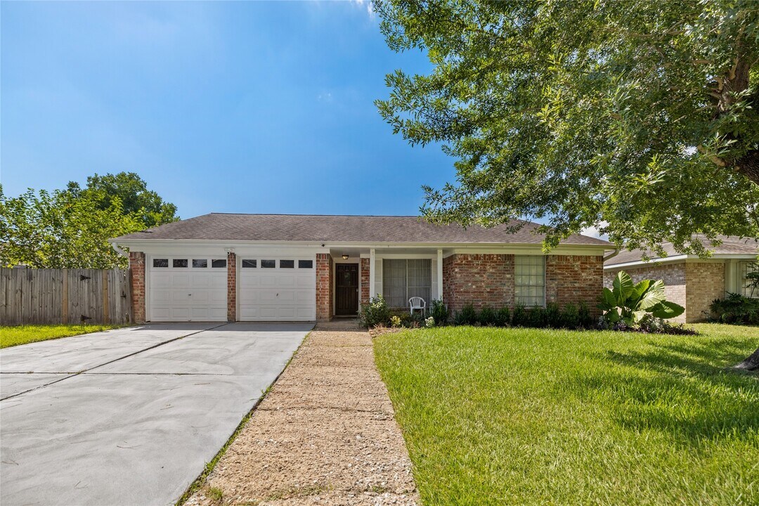 11834 Mulholland Dr in Stafford, TX - Building Photo