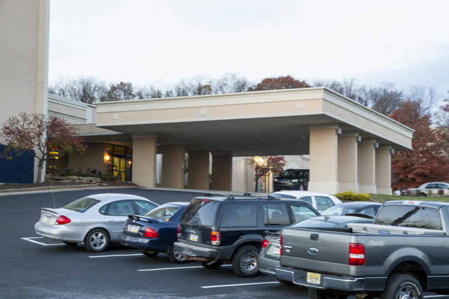 Yorktown Hall in Coraopolis, PA - Building Photo - Building Photo