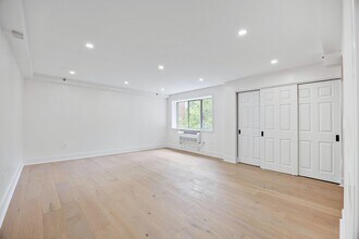 102-10 Queens Blvd in Queens, NY - Building Photo - Building Photo