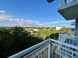 3000 Coral Wy, Unit 617 in Coral Gables, FL - Building Photo