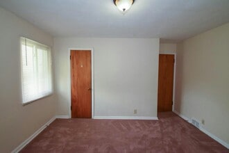 24750 Lakeshore Blvd in Euclid, OH - Building Photo - Building Photo