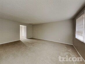 13215 N 42nd St in Phoenix, AZ - Building Photo - Building Photo
