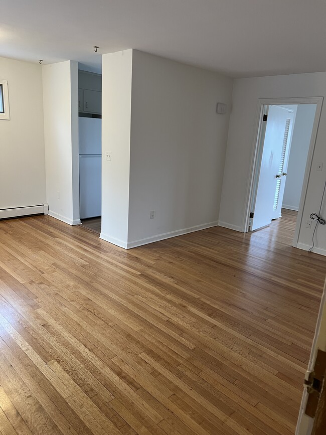 17 Dow St, Unit 2 in New London, CT - Foto de edificio - Building Photo