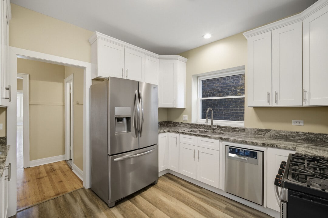 4831 W Roscoe St in Chicago, IL - Building Photo