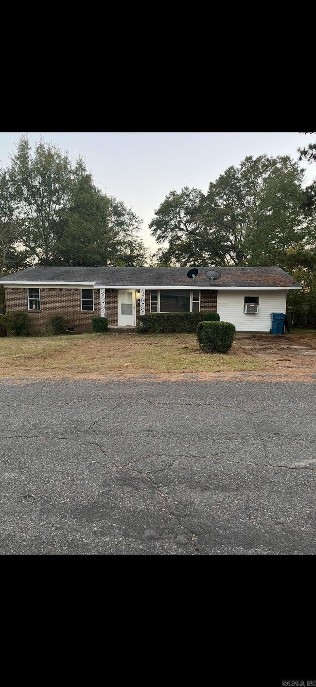 property at 1911 Robert E Lee St