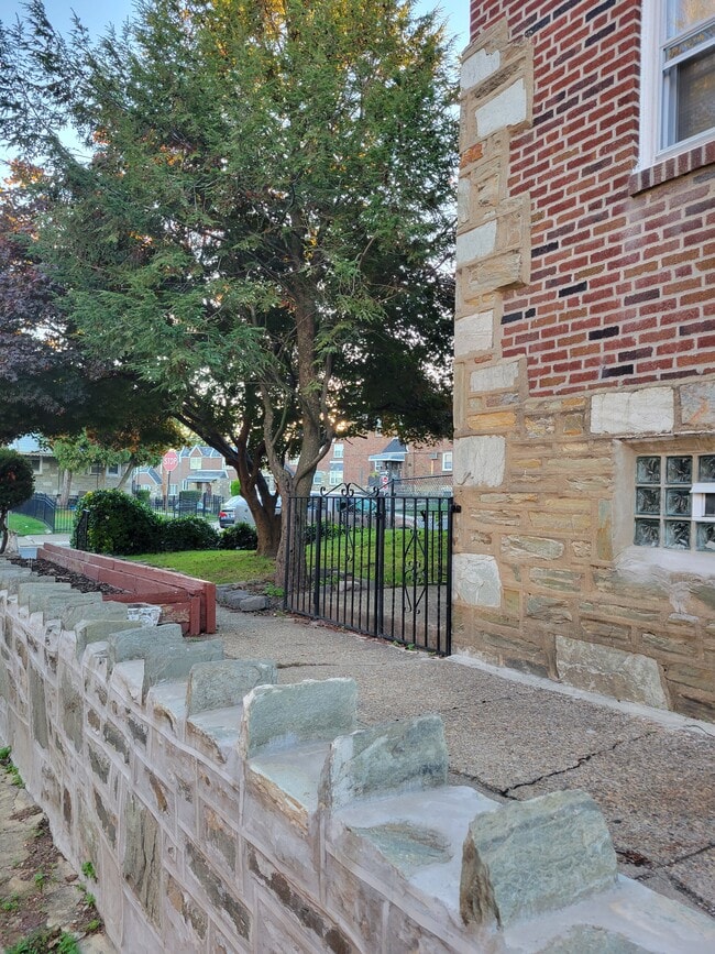 215 E Walnut Park Dr, Unit B in Philadelphia, PA - Foto de edificio - Building Photo