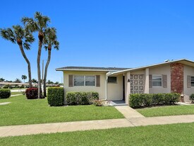5263 Cresthaven Blvd in West Palm Beach, FL - Building Photo