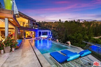 8356 Sunset View Dr in Los Angeles, CA - Foto de edificio - Building Photo