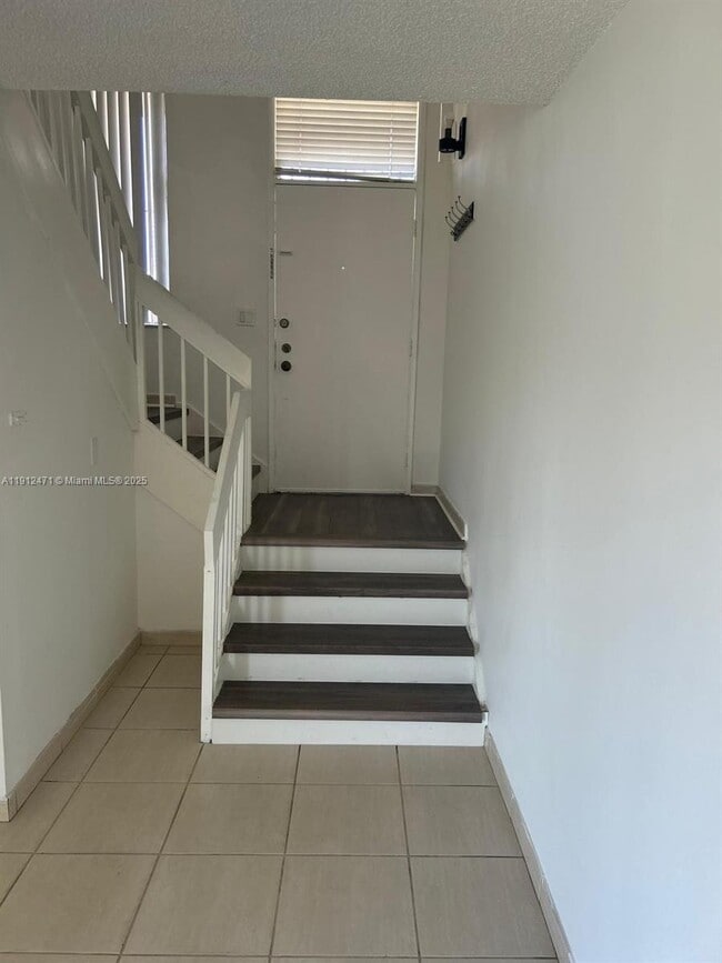 563 NW 98th Ct in Miami, FL - Building Photo - Building Photo