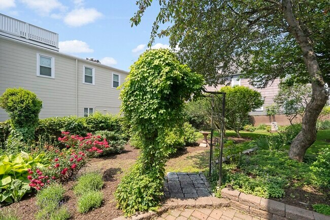 38 Spring St in Somerville, MA - Foto de edificio - Building Photo