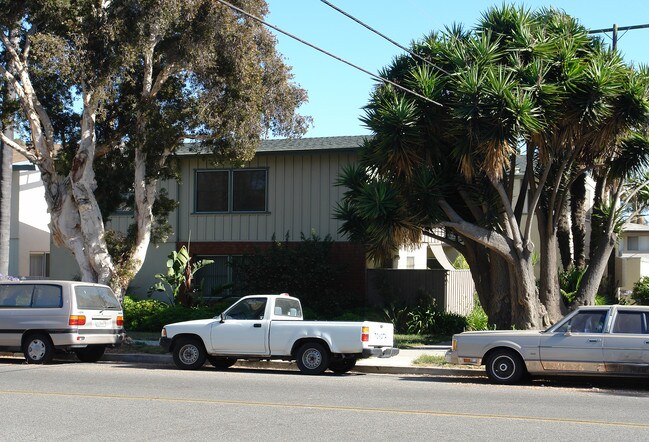 3360-3370 Preble Ave in Ventura, CA - Foto de edificio - Building Photo