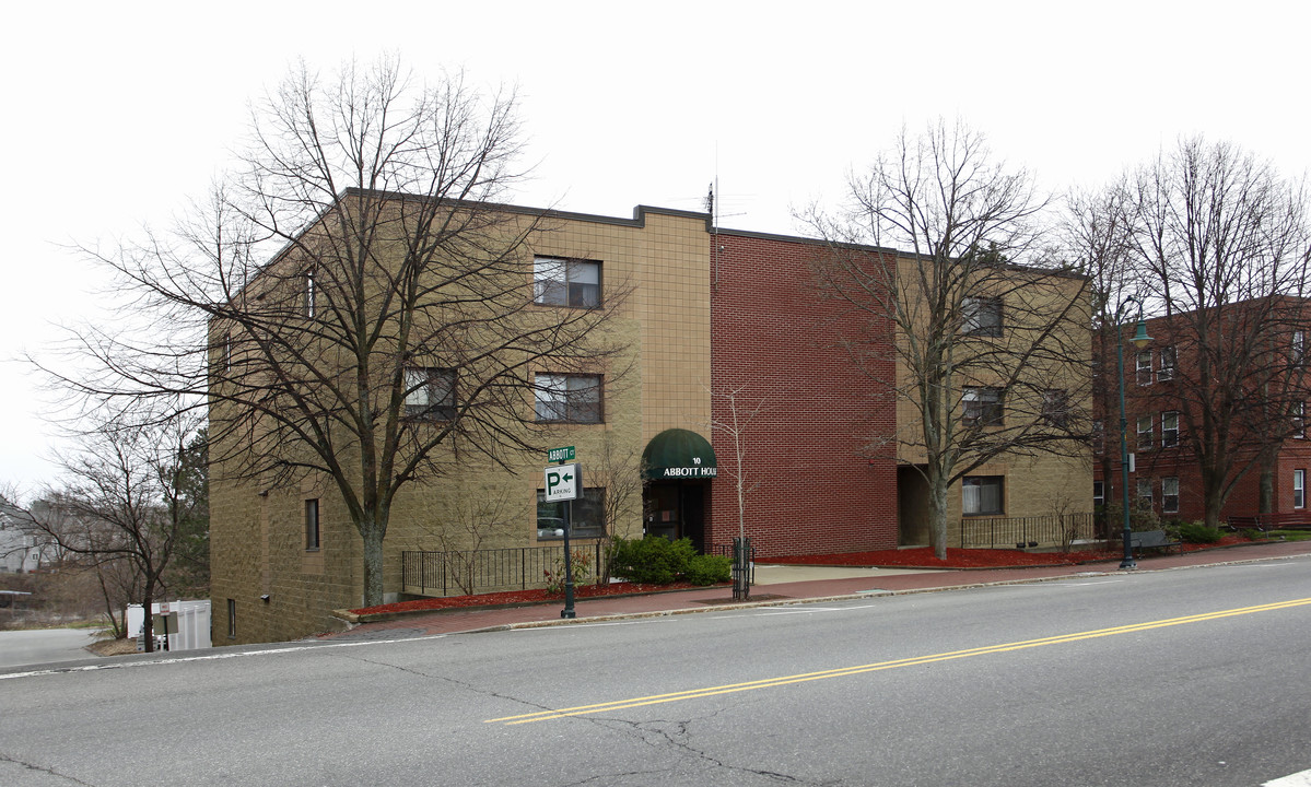 Abbott House Apartments in Derry, NH - Building Photo