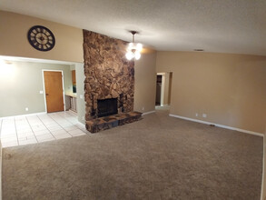 1077 Woodside Meadows Rd in Redding, CA - Foto de edificio - Building Photo