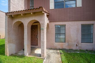 48 Madrid Ln in Davie, FL - Building Photo - Building Photo
