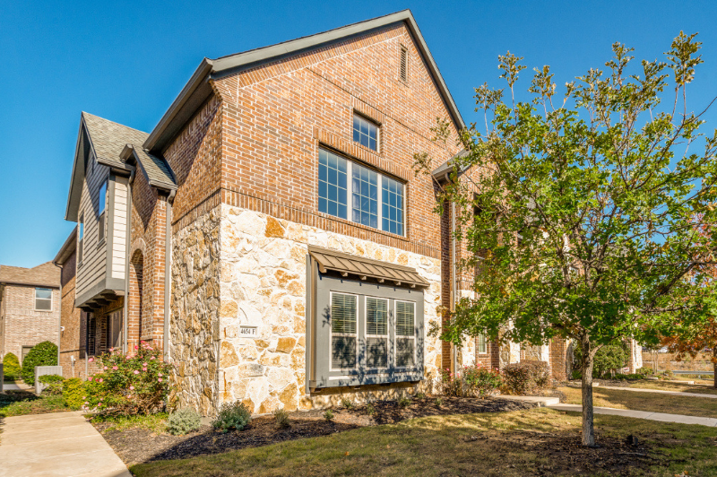 4654F Rhett Ln in Carrollton, TX - Foto de edificio