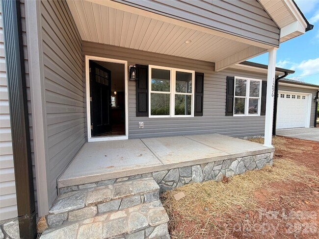 1296 Micol Rd in Newton, NC - Foto de edificio - Building Photo