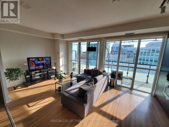 300 Front St W in Toronto, ON - Building Photo - Building Photo